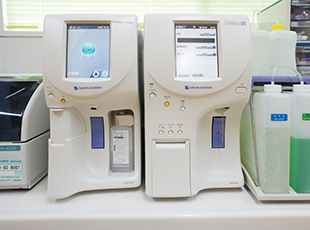CRP測定器（左）と全自動血球計数器（右）